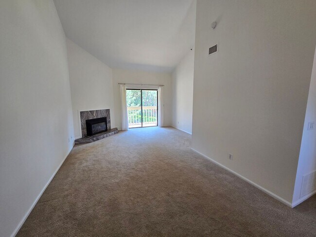 Foto del edificio - Beautifully Renovated, Top Floor, 2 Bedroom 2 Bath East Boulder Condo for Rent!