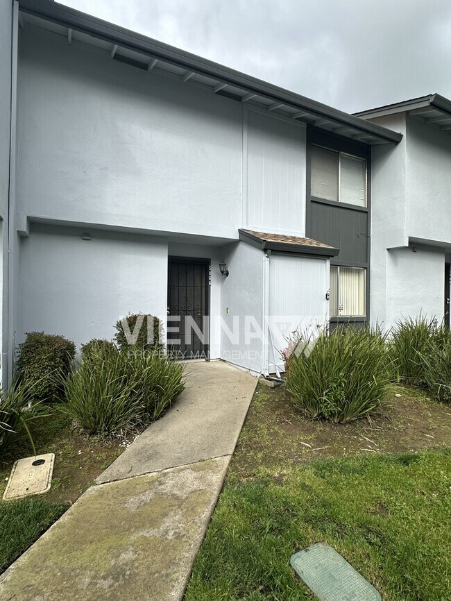 Foto del edificio - 5066 Greenberry Dr