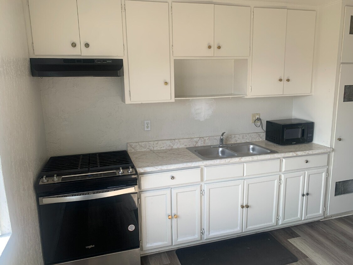 APARTMENT WITH NEW VINYL FLOORS - APARTMENT WITH NEW VINYL FLOORS