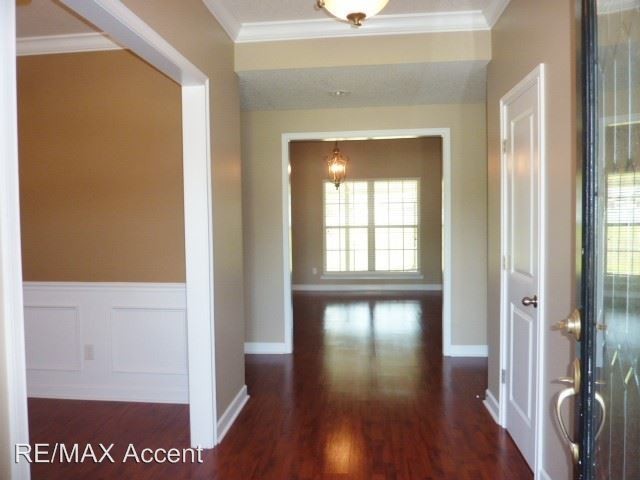 Building Photo - 4 br, 3.5 bath House - 1005 White Oak Circle