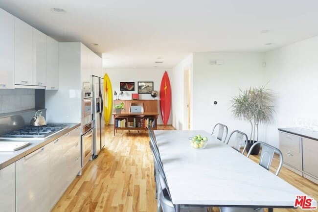 Foto del edificio - 530 N Larchmont Blvd