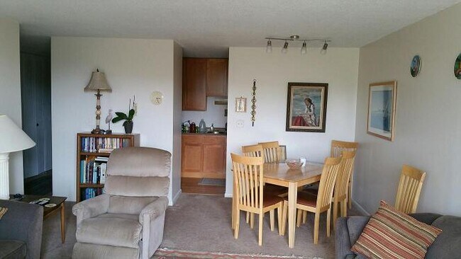 Building Photo - 2222 S Stewart Ave