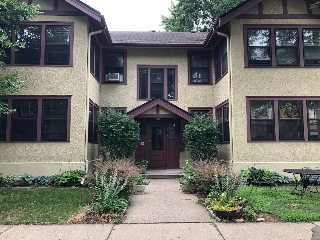 Front - 709 W 38th St