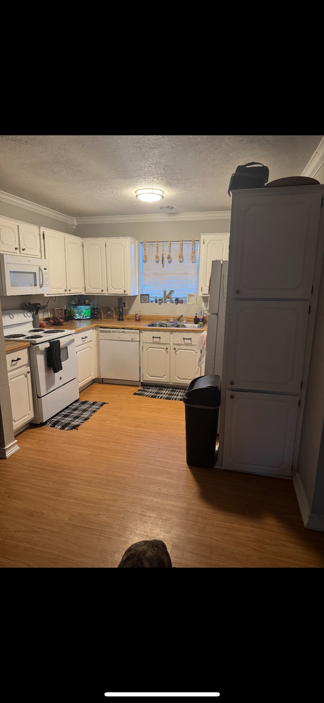 Building Photo - 2111 Creekwood Dr