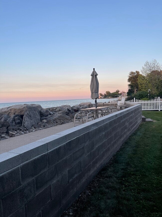 Foto del edificio - 6588 Shore Acres Dr
