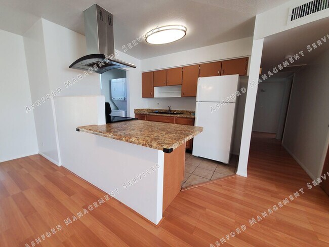 Foto del edificio - 3 BEDROOM HOME WITH HUGE BACKYARD/GARDEN AREA