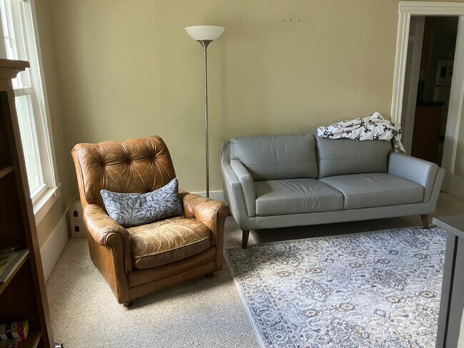 Foto del edificio - Available October 1!  2 Bedroom 1 bath upp...