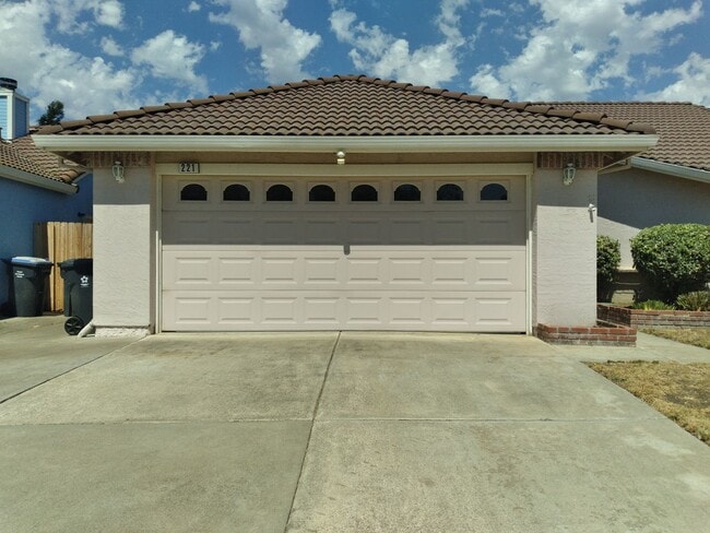 Building Photo - Corner lot Fairfield Home