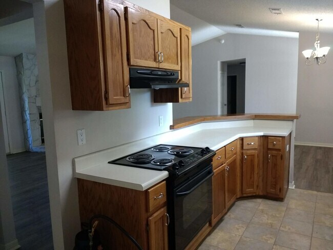 Building Photo - 801 Cloverview Dr