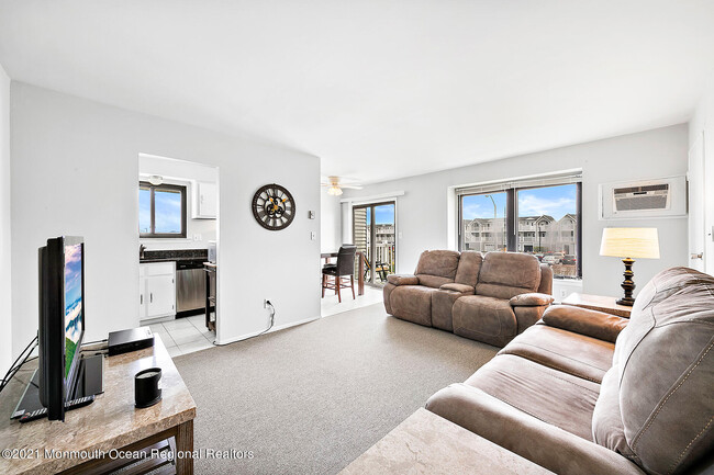 Foto del edificio - 1382 N Ocean Ave