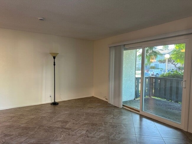 Building Photo - Lakeshore: Lower 1 Bedroom 1 Bath Condo, E...