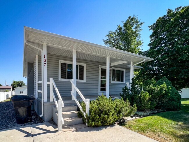 Building Photo - Charming House with spacious yard