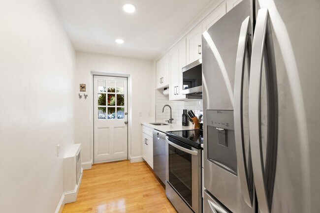 Building Photo - 2Br/1Bth Great location, Brookline line, Laundry in unit! Parking included!