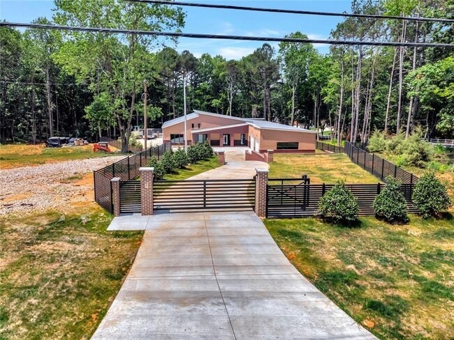 Building Photo - 3240 Smithtown Rd