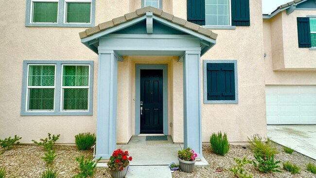 Building Photo - Newer 2022 Construction Two-Story with Pri...