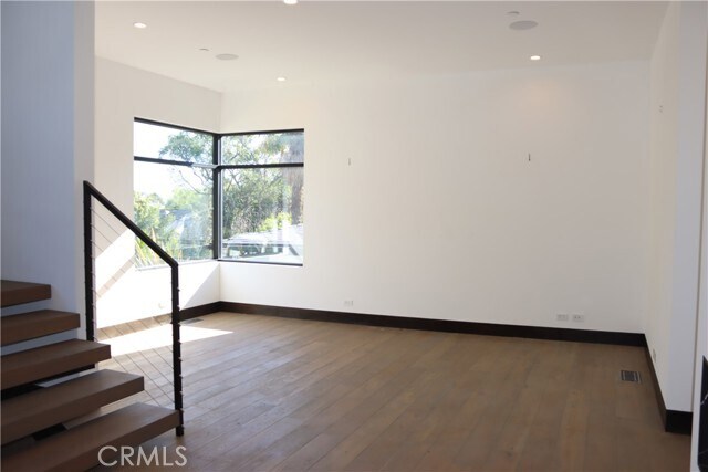 Building Photo - 1319 Sunset Plaza Dr
