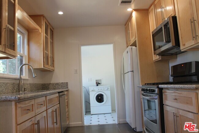 Foto del edificio - 5742 Corbin Ave