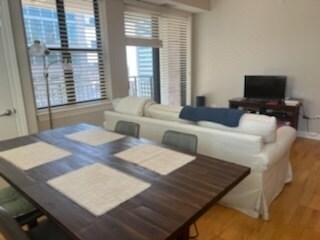 Foto del edificio - 451 W Huron St