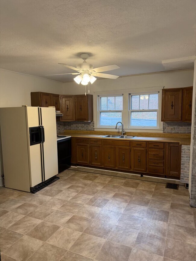 Foto del edificio - 4722 Coal Heritage Rd