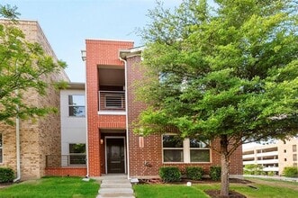 Building Photo - 1583 Fiji St