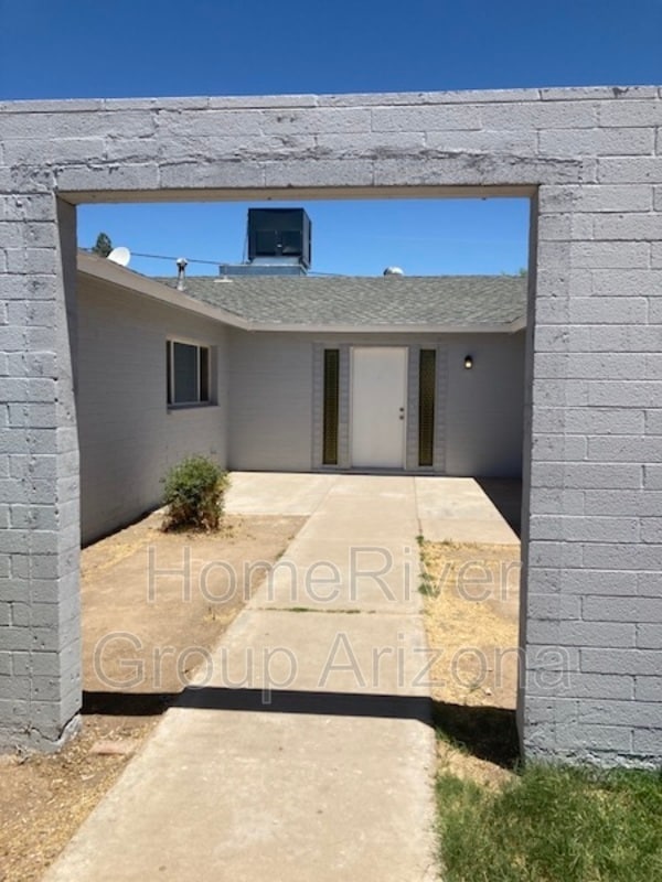 Building Photo - 3920 W Solano Dr N