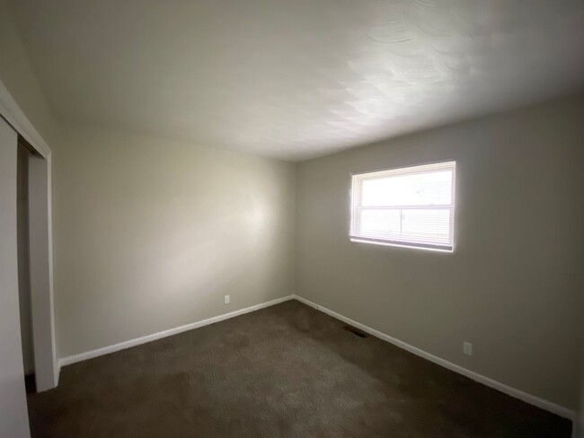 Building Photo - 332 Velde St