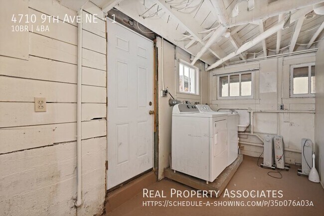 Building Photo - UW HUGE Home Great Location
