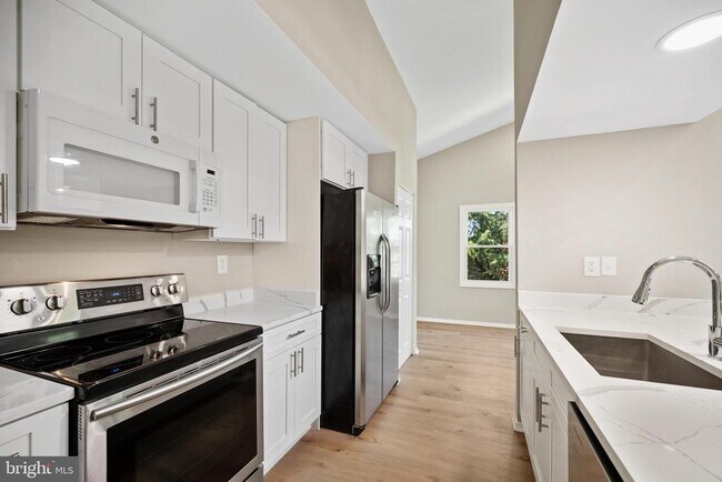 Foto del edificio - 8200 Clay Dr