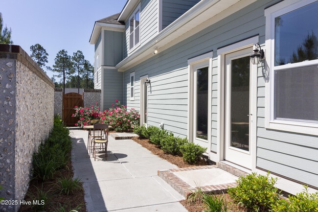 Foto del edificio - 6097 Shore Park Dr