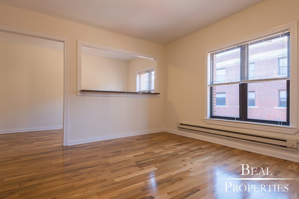 Foto principal - 827 W Waveland Ave