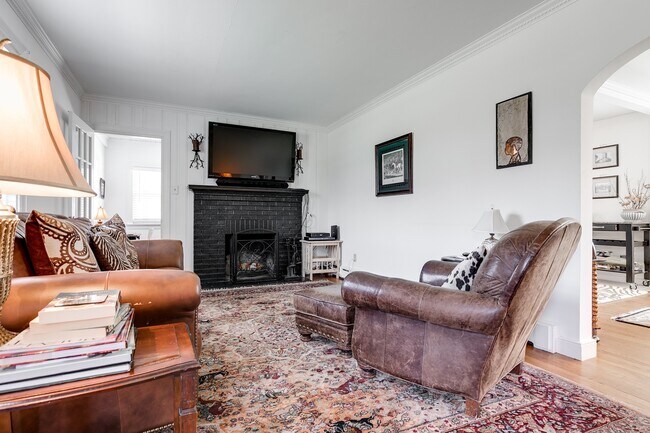 Building Photo - Charming 4 Bed / 1.5 Bath Cape AVAILABLE N...