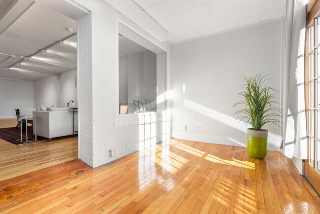 Building Photo - 63 Maverick Sq