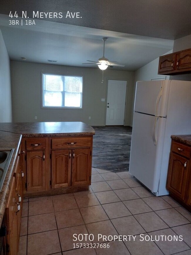 Building Photo - 3BD/1BA Pet Friendly Duplex in Benton