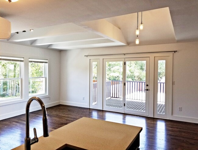 Building Photo - 4300 Junius St