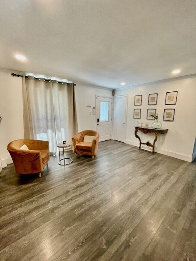 Building Photo - Make this a must see fully renovated 3 bed...