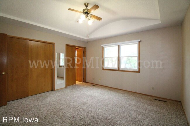 Building Photo - 125 28th Ct