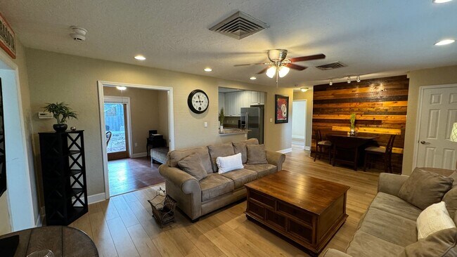 Building Photo - Unfurnished or Furnished Annual Rental Ava...