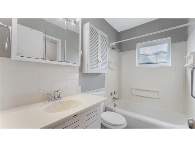 Building Photo - 828 15th St SW