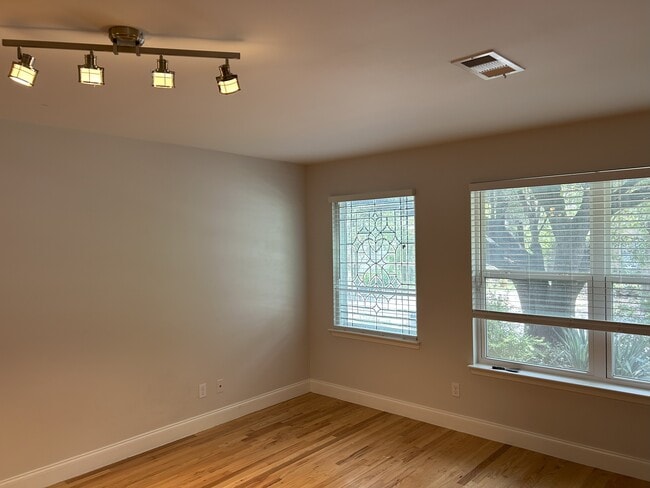 Livingroom - 5947 Oram St