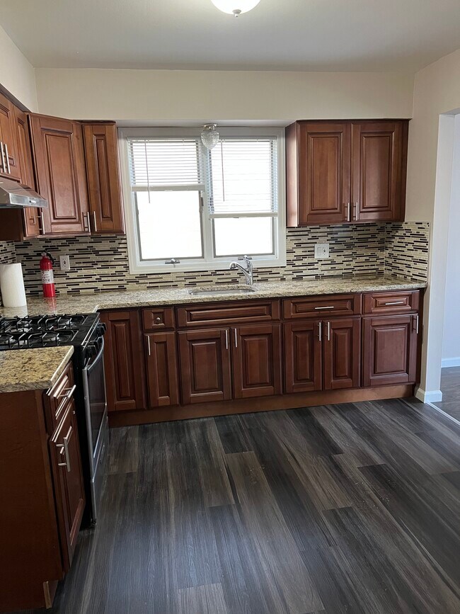 Kitchen - 95 Thorpe Ave