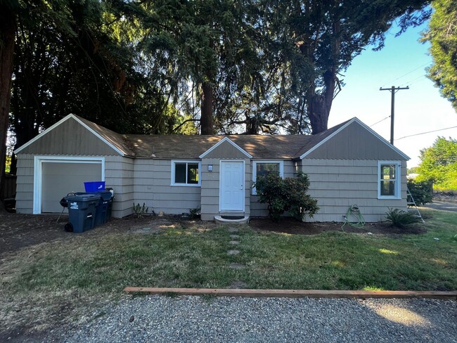 Foto del edificio - 2-Bedroom 1-Bathroom Cottage