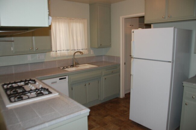 Foto del edificio - Large Home Near Magnolia Shopping Center