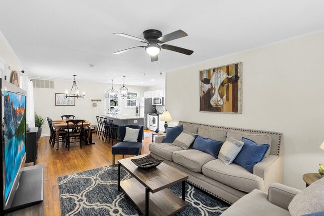 Building Photo - 604 9th St