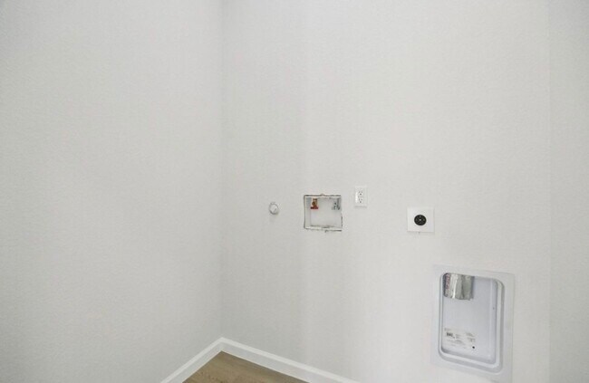 Building Photo - 422 New Hampshire St