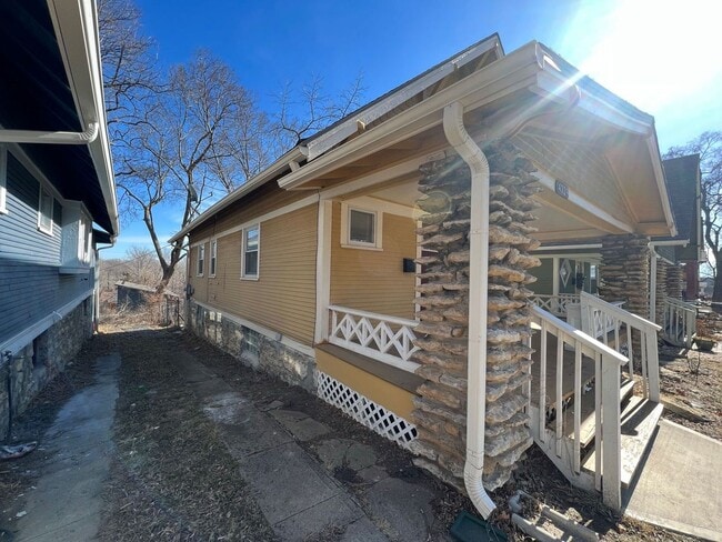 Building Photo - Cute Home With Great Front Porch