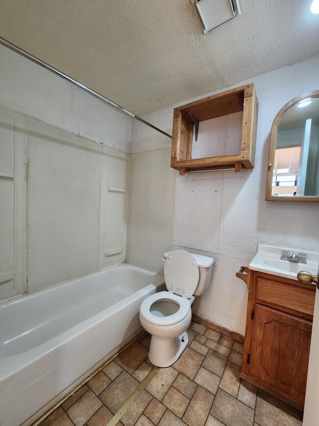 Building Photo - 208 MAINApt
