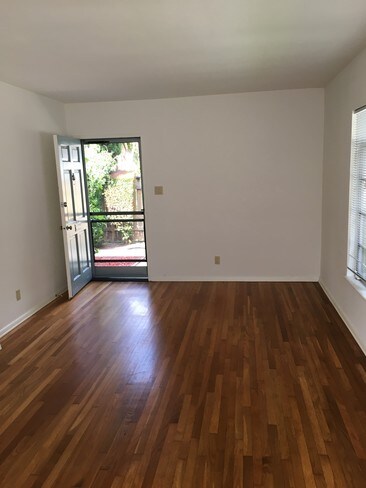 Building Photo - 2407 Oak St