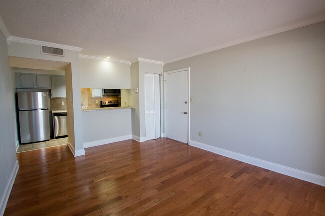 Building Photo - 402 Skyview Dr