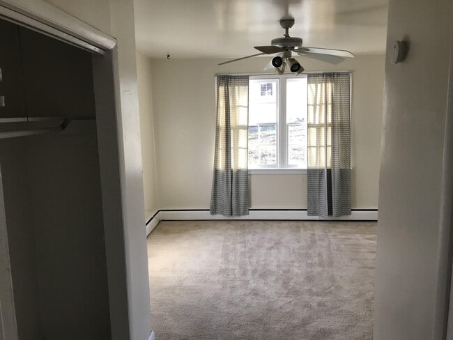 Foto del edificio - --AVAILABLE OCTOBER 30TH-- 2 BR / 1.5 BA W...