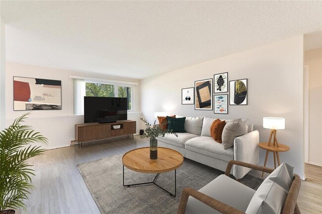 Building Photo - 325 9 Ave S